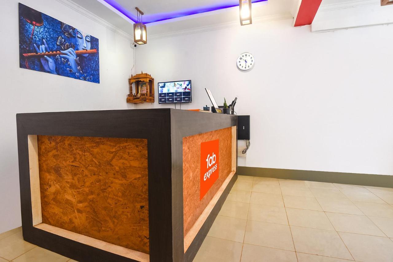 Fabexpress The Voyage Hotel Morjim Esterno foto