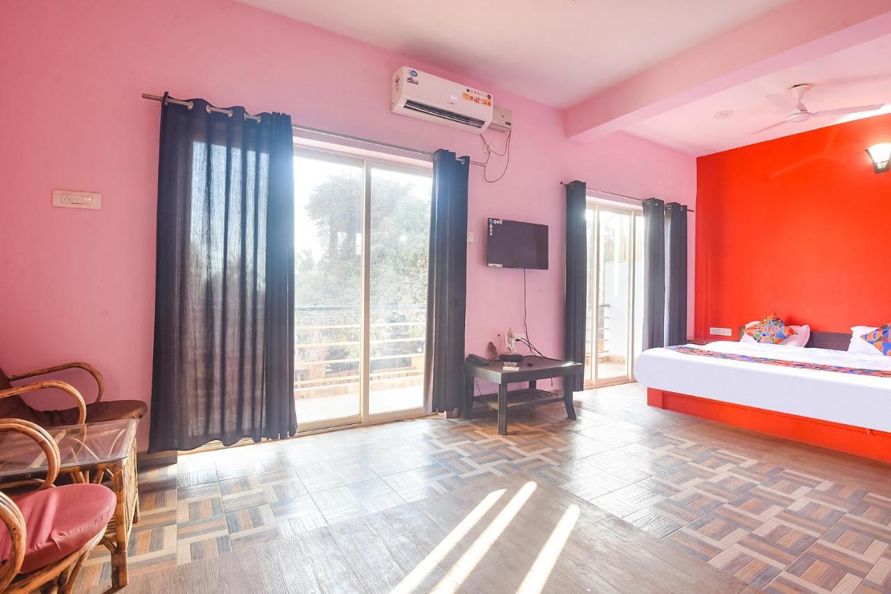 Fabexpress The Voyage Hotel Morjim Esterno foto