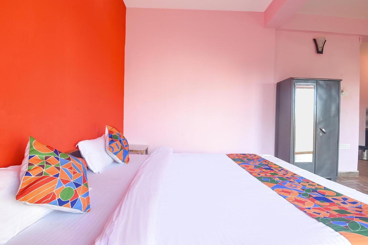 Fabexpress The Voyage Hotel Morjim Esterno foto