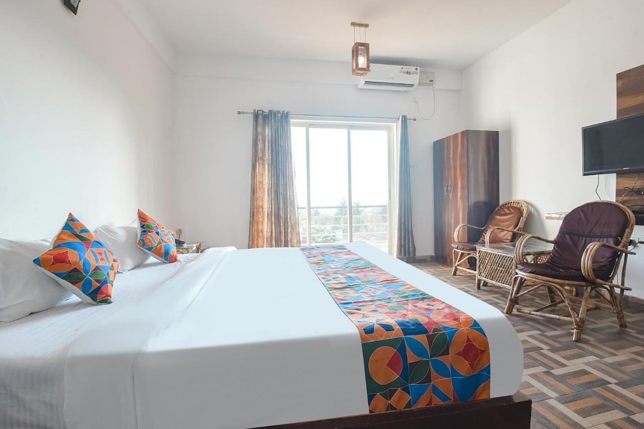Fabexpress The Voyage Hotel Morjim Esterno foto