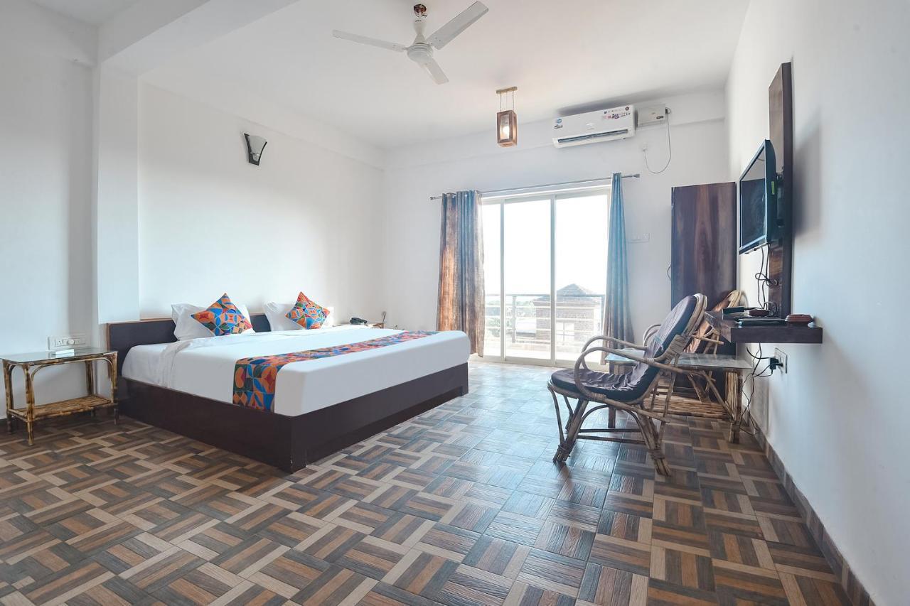 Fabexpress The Voyage Hotel Morjim Esterno foto