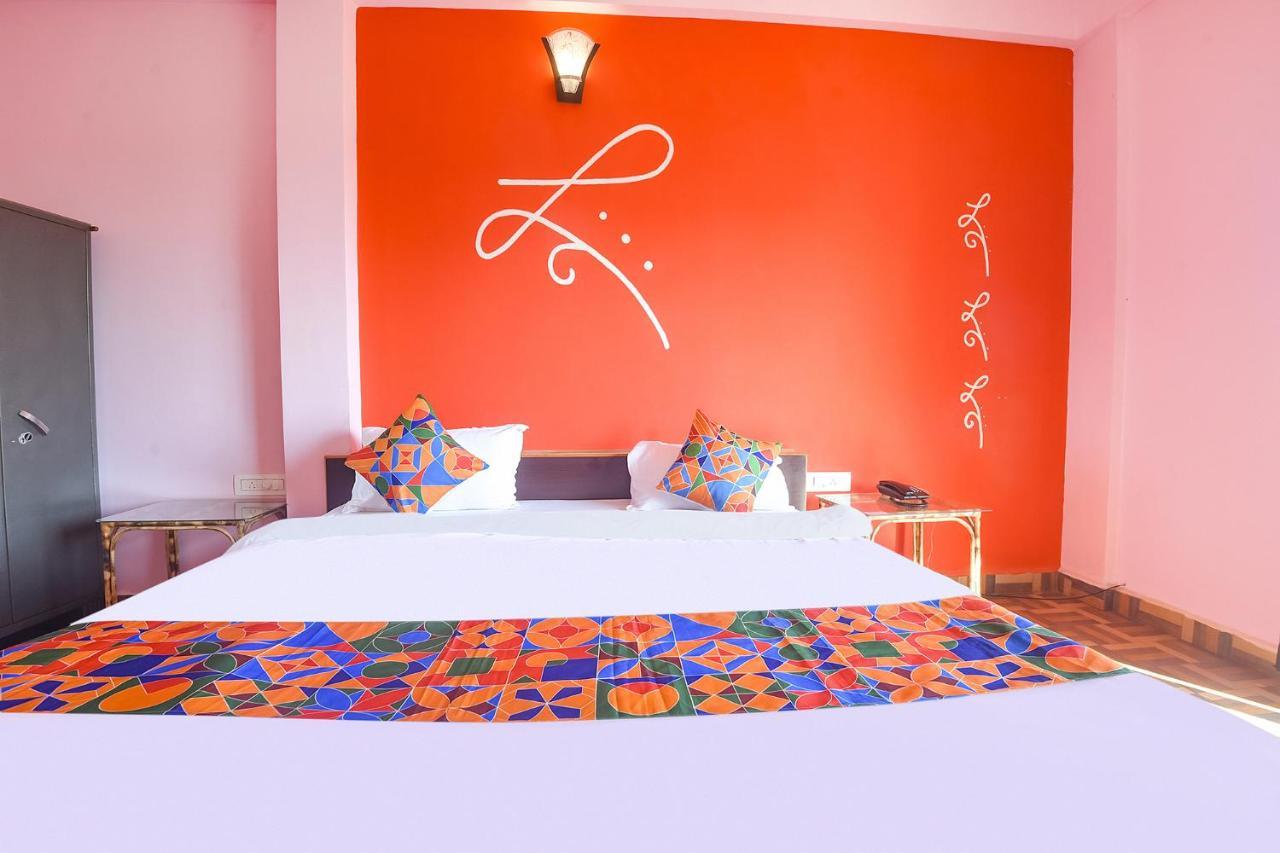 Fabexpress The Voyage Hotel Morjim Esterno foto