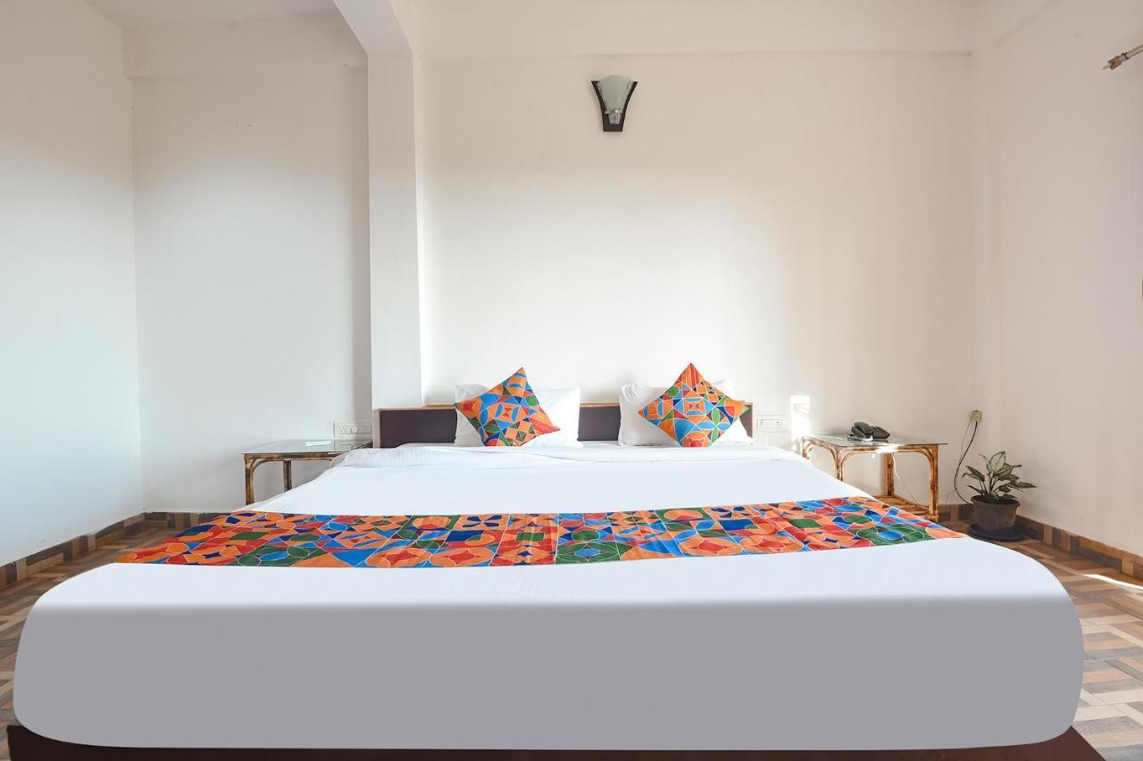 Fabexpress The Voyage Hotel Morjim Esterno foto