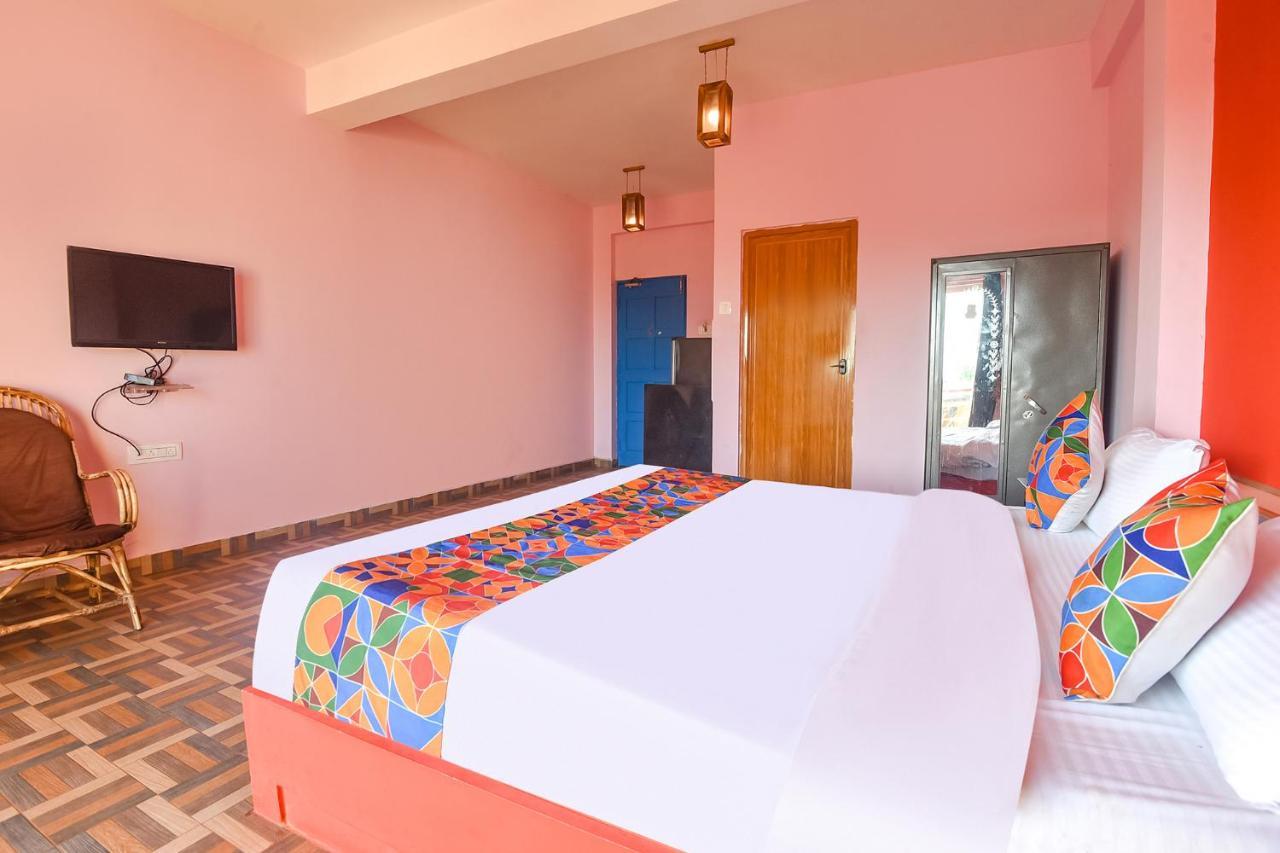 Fabexpress The Voyage Hotel Morjim Esterno foto